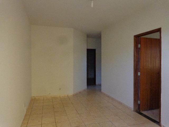 Foto 1 de Casa com 3 Quartos para alugar, 70m² em Planalto, Uberlândia