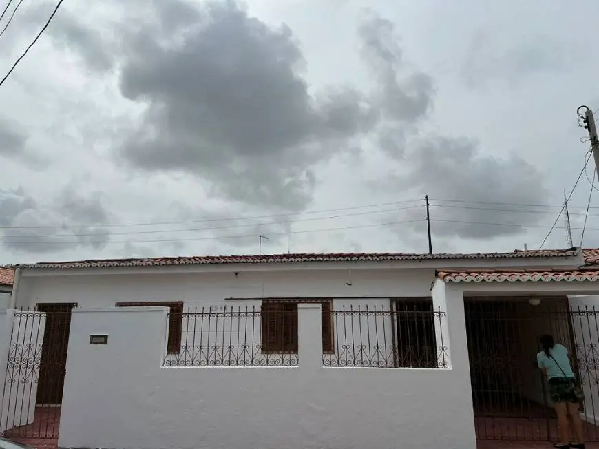 Foto 1 de Casa com 5 Quartos para venda ou aluguel, 190m² em Candelária, Natal