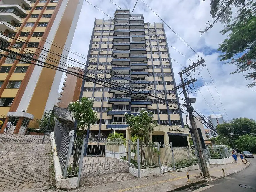 Foto 2 de Apartamento com 4 Quartos à venda, 132m² em Jardim Apipema, Salvador