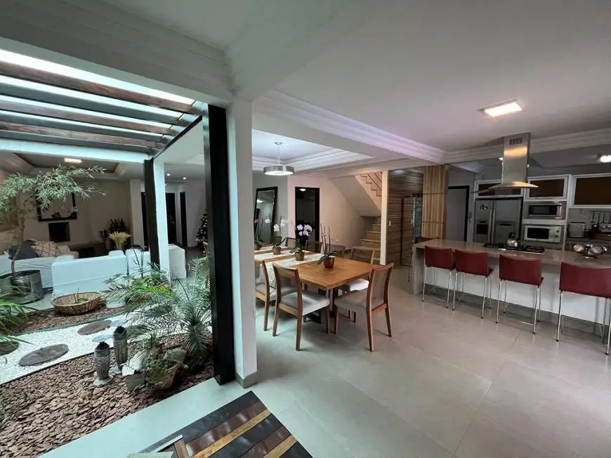 Foto 2 de Casa com 3 Quartos para alugar, 380m² em Ariribá, Balneário Camboriú