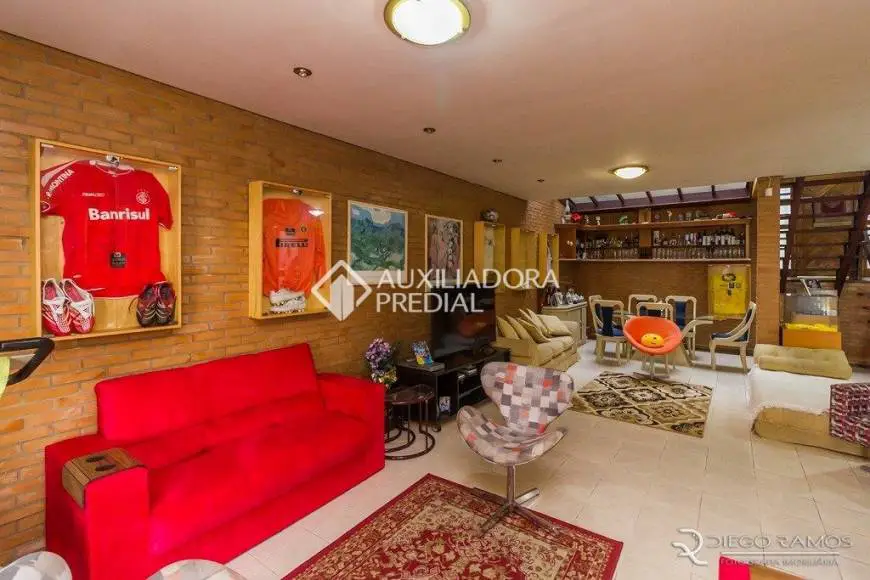 Foto 1 de Casa com 3 Quartos para alugar, 270m² em Medianeira, Porto Alegre