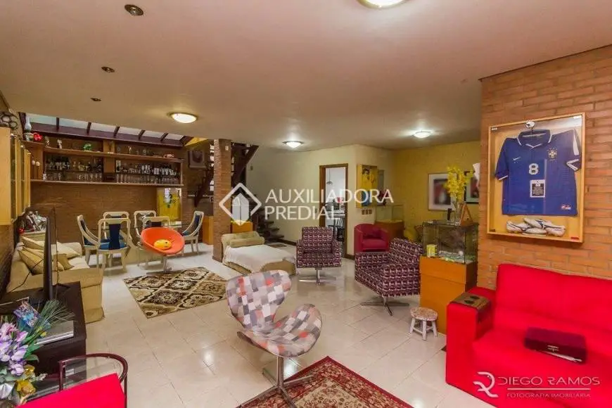 Foto 2 de Casa com 3 Quartos para alugar, 270m² em Medianeira, Porto Alegre