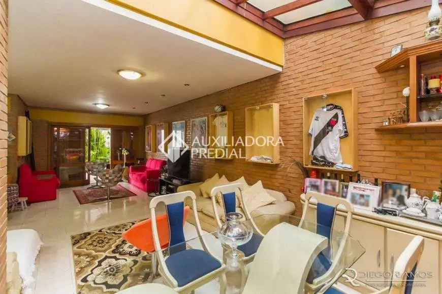Foto 5 de Casa com 3 Quartos para alugar, 270m² em Medianeira, Porto Alegre
