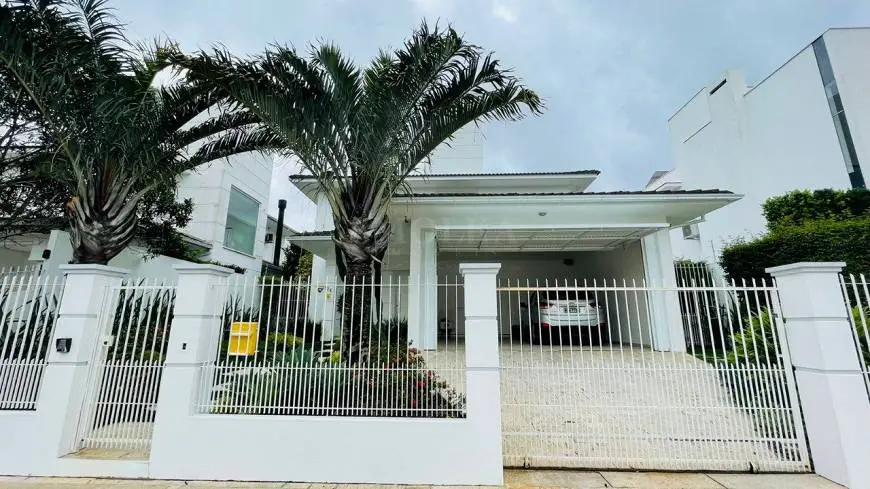 Foto 1 de Casa com 3 Quartos à venda, 243m² em Córrego Grande, Florianópolis