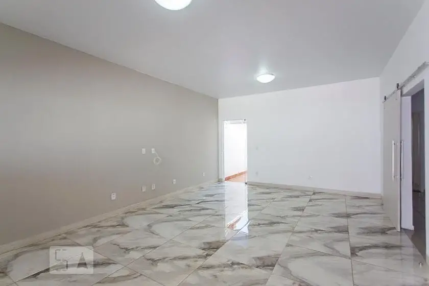 Foto 2 de Casa com 3 Quartos para alugar, 200m² em Vigilato Pereira, Uberlândia