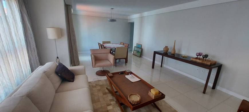 Foto 2 de Apartamento com 4 Quartos à venda, 220m² em Barra, Salvador