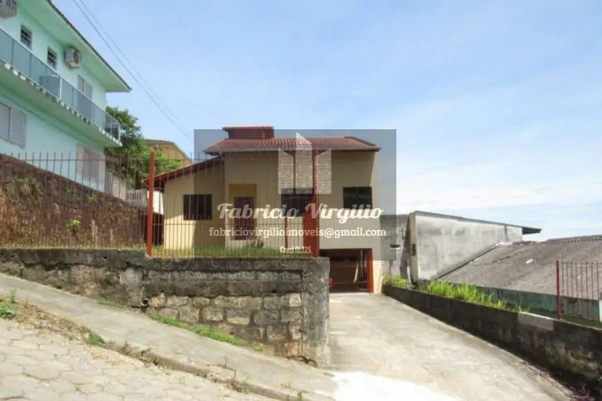Foto 1 de Casa com 4 Quartos à venda, 170m² em Pantanal, Florianópolis