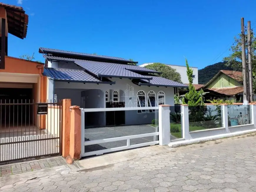 Foto 2 de Casa com 3 Quartos à venda, 190m² em Saguaçú, Joinville