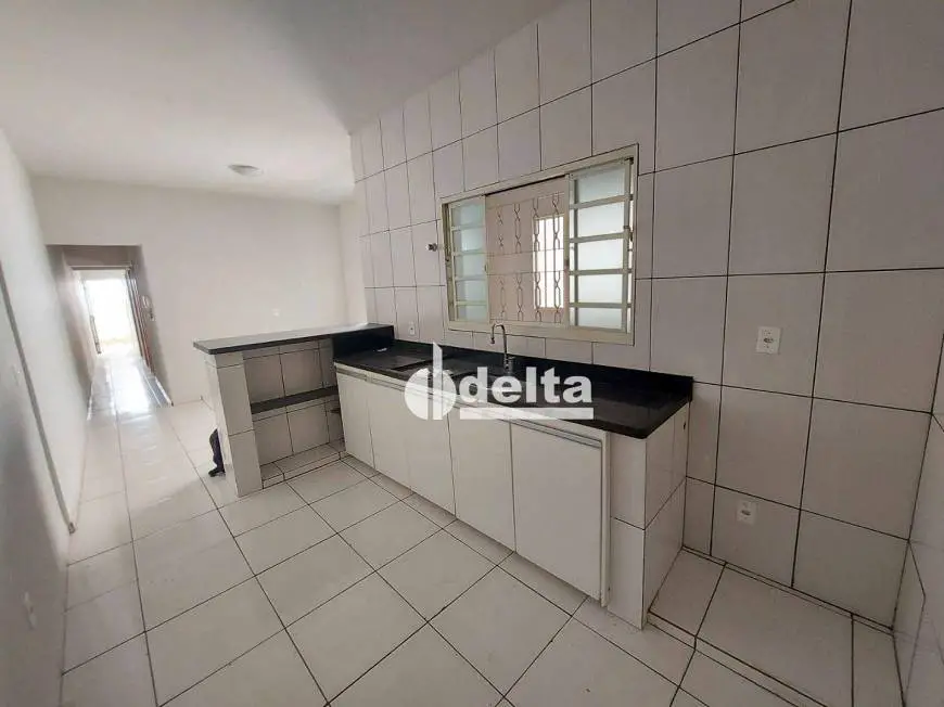 Foto 3 de Casa com 2 Quartos para alugar, 80m² em Osvaldo Rezende, Uberlândia