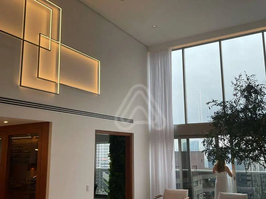 Foto 2 de Apartamento com 3 Quartos à venda, 275m² em Itaim Bibi, São Paulo