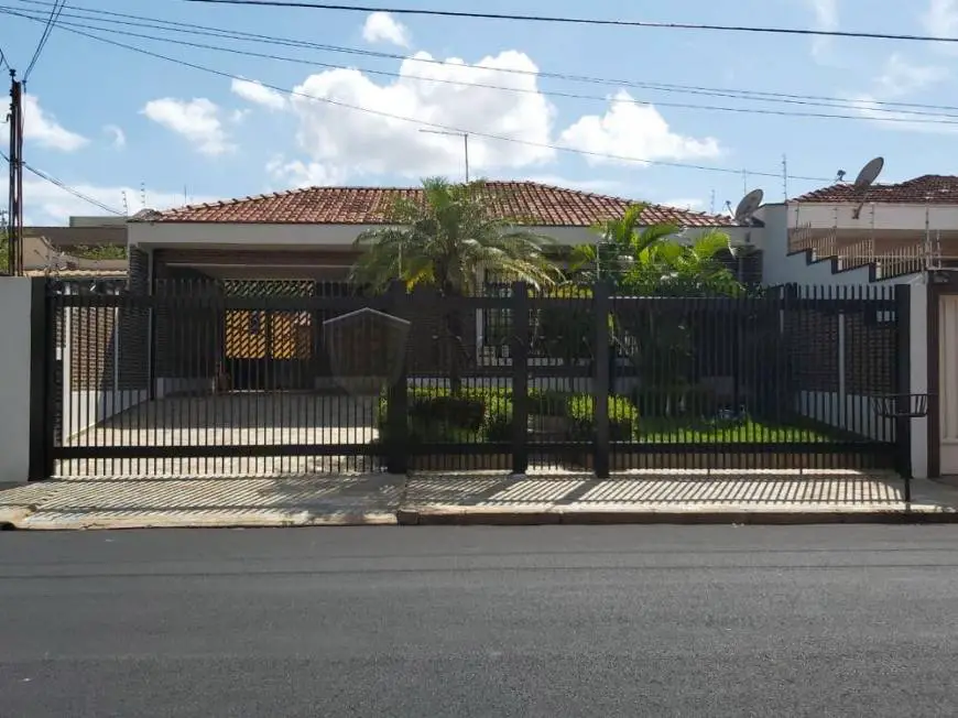 Foto 1 de Casa com 3 Quartos à venda, 230m² em Jardim Presidente Medici, Ribeirão Preto