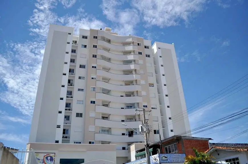 Foto 1 de Apartamento com 2 Quartos para alugar, 61m² em Roçado, São José