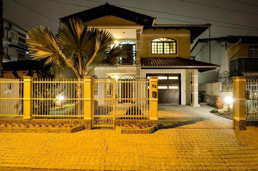 Foto 2 de Sobrado com 4 Quartos à venda, 220m² em Guanabara, Joinville