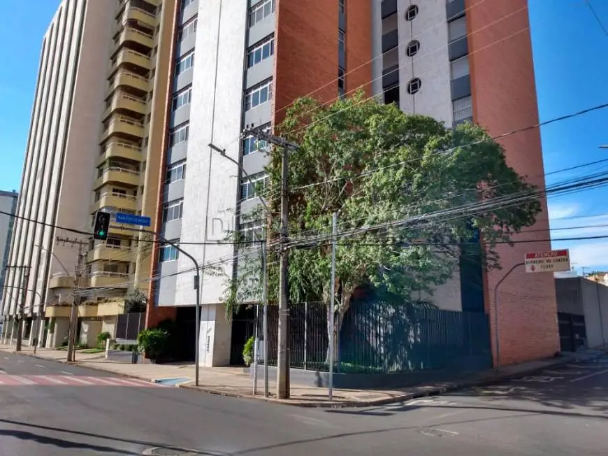 Foto 2 de Apartamento com 4 Quartos à venda, 200m² em Centro, Uberaba