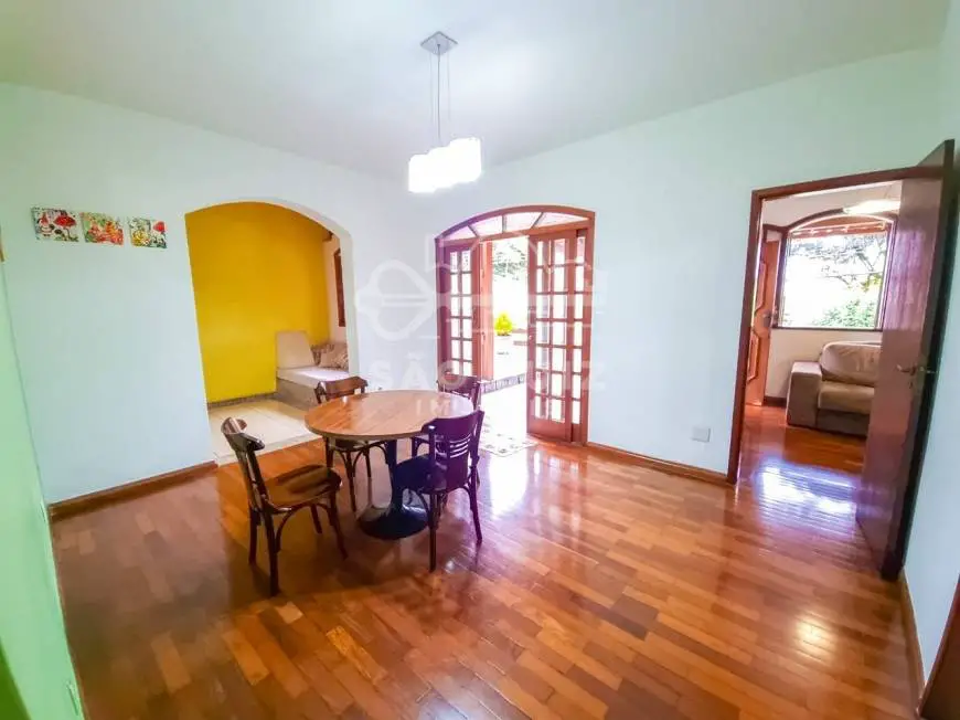 Foto 1 de Casa com 4 Quartos à venda, 262m² em Santa Rosa, Belo Horizonte