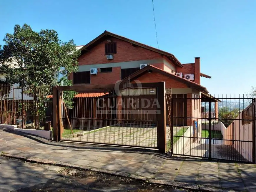 Foto 1 de Casa com 6 Quartos à venda, 180m² em Vila Nova, Porto Alegre