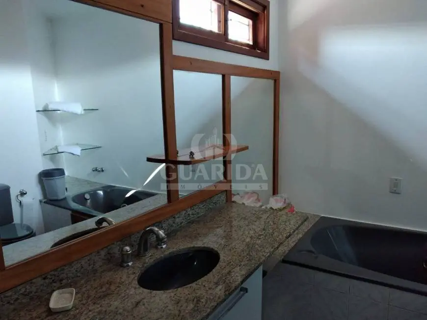 Foto 4 de Casa com 6 Quartos à venda, 180m² em Vila Nova, Porto Alegre