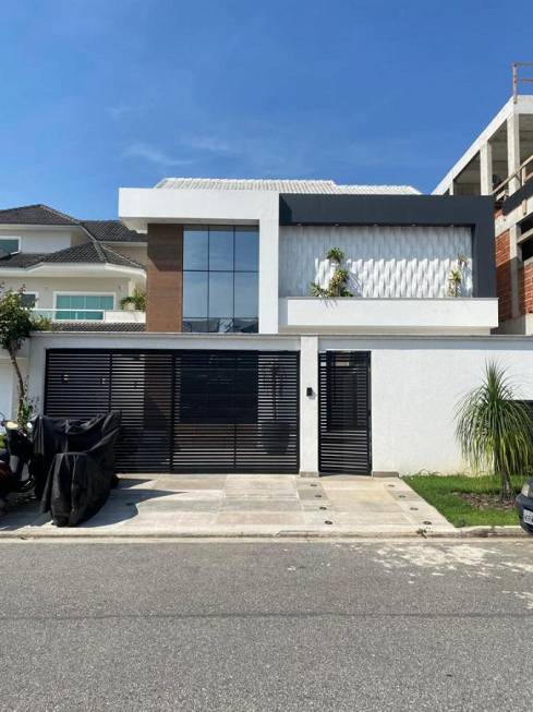 Foto 1 de Casa com 4 Quartos à venda, 540m² em Recreio Dos Bandeirantes, Rio de Janeiro