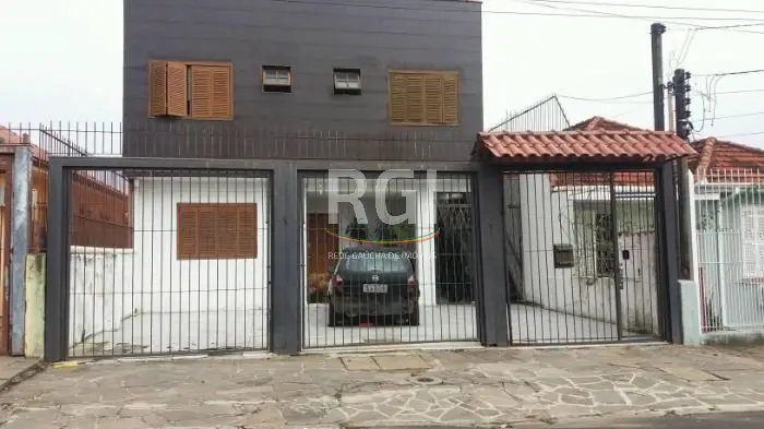 Foto 1 de Sobrado com 4 Quartos à venda, 296m² em São José, Porto Alegre