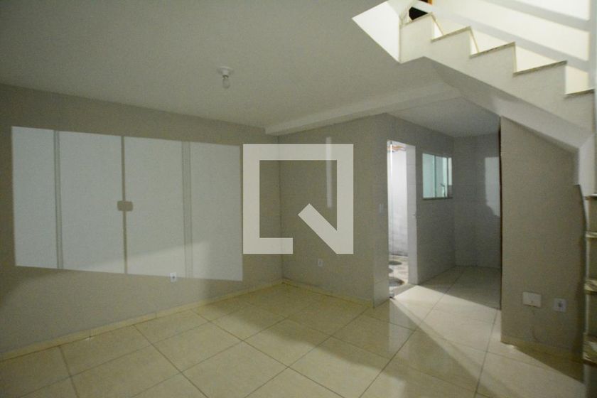 Foto 1 de Casa de Condomínio com 2 Quartos para alugar, 85m² em Marechal Hermes, Rio de Janeiro