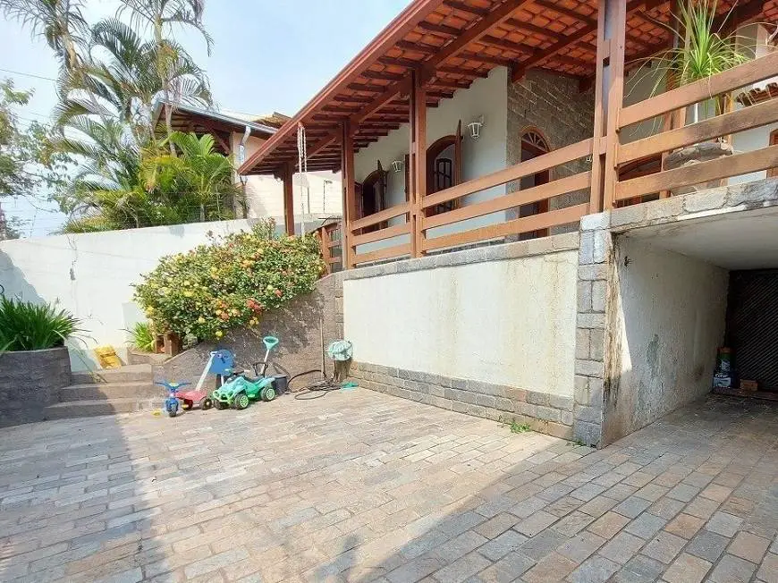 Foto 1 de Casa com 4 Quartos à venda, 245m² em Santa Rosa, Belo Horizonte