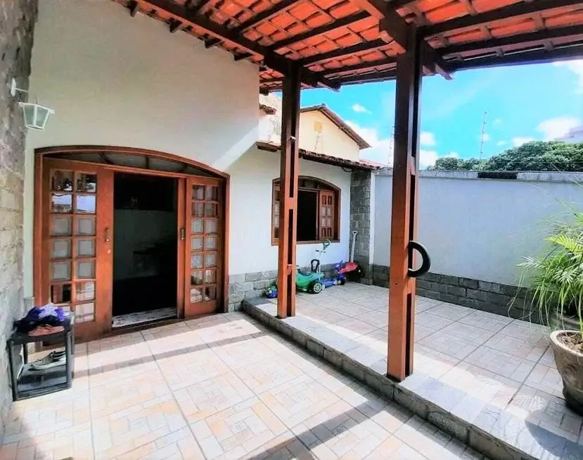 Foto 4 de Casa com 4 Quartos à venda, 245m² em Santa Rosa, Belo Horizonte