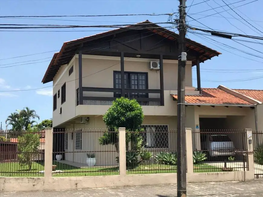Foto 1 de Sobrado com 3 Quartos à venda, 195m² em Bucarein, Joinville