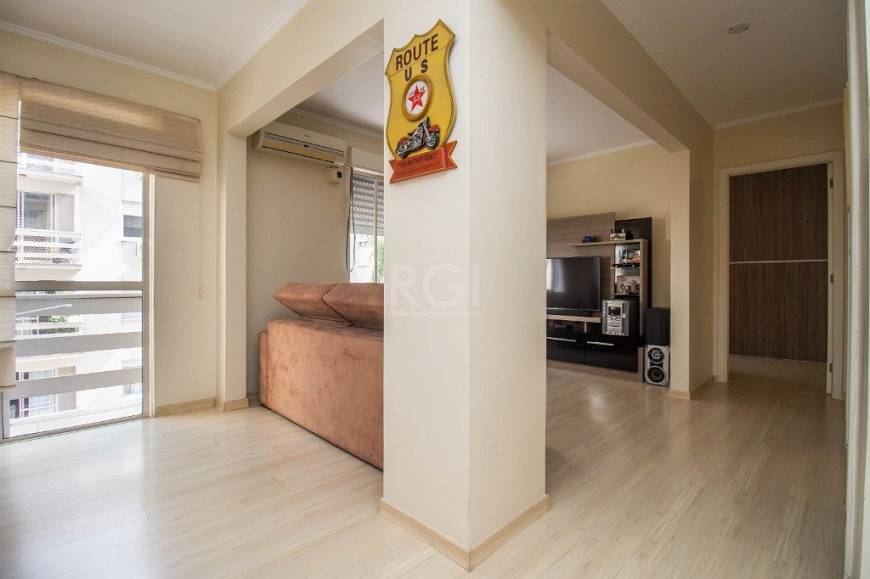 Foto 3 de Apartamento com 3 Quartos à venda, 77m² em Passo da Areia, Porto Alegre