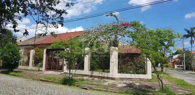Foto 1 de Casa com 4 Quartos à venda, 64m² em Passo da Areia, Porto Alegre