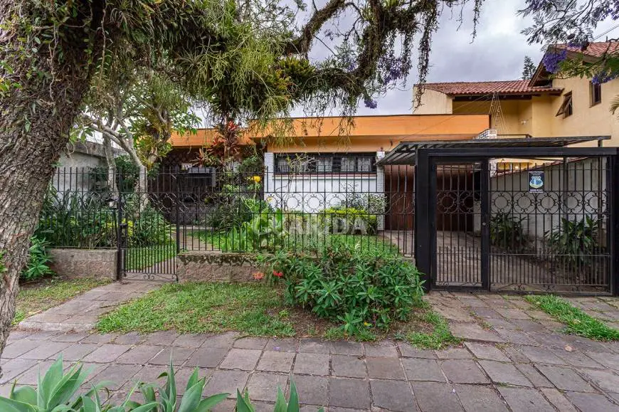 Foto 2 de Casa com 4 Quartos à venda, 227m² em Vila Assunção, Porto Alegre