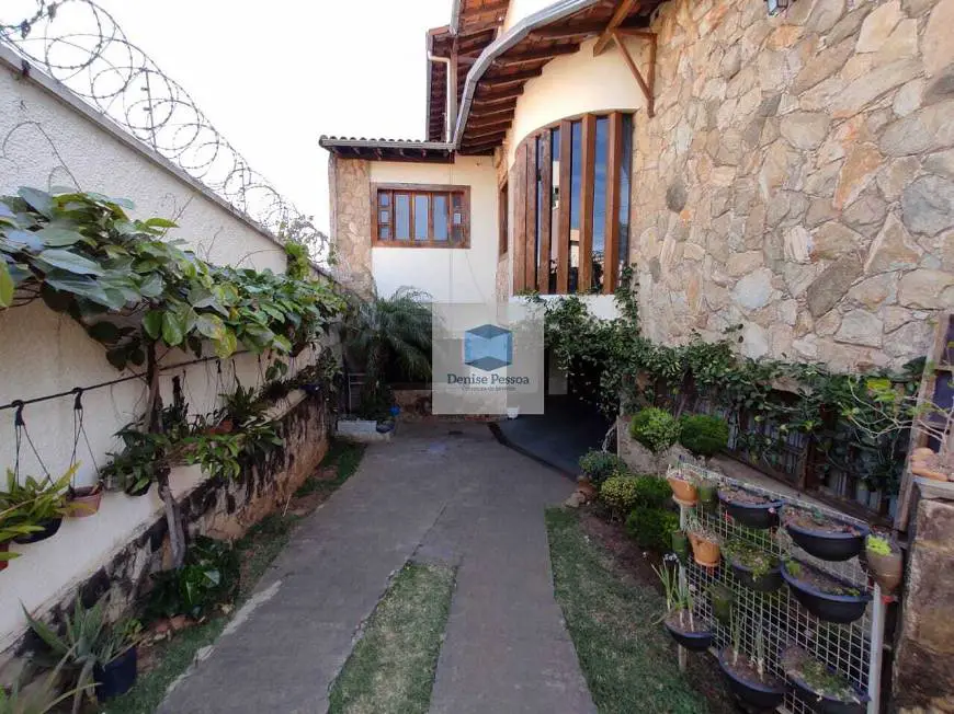 Foto 1 de Casa com 8 Quartos à venda, 540m² em Estoril, Belo Horizonte