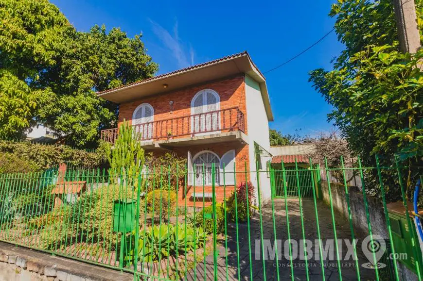 Foto 1 de Casa com 3 Quartos à venda, 205m² em Santa Maria Goretti, Porto Alegre