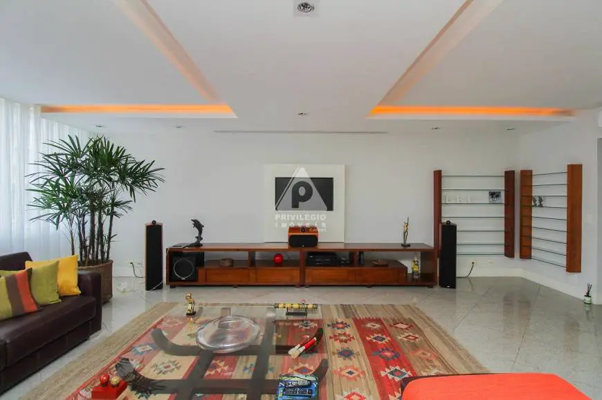 Foto 2 de Apartamento com 4 Quartos à venda, 210m² em Copacabana, Rio de Janeiro