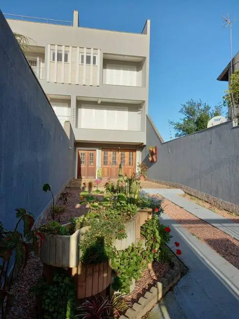 Foto 1 de Casa com 4 Quartos à venda, 395m² em Jardim Itú Sabará, Porto Alegre