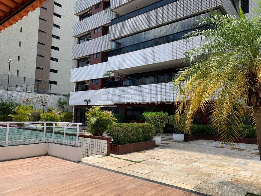 Foto 1 de Apartamento com 4 Quartos à venda, 250m² em Guararapes, Fortaleza
