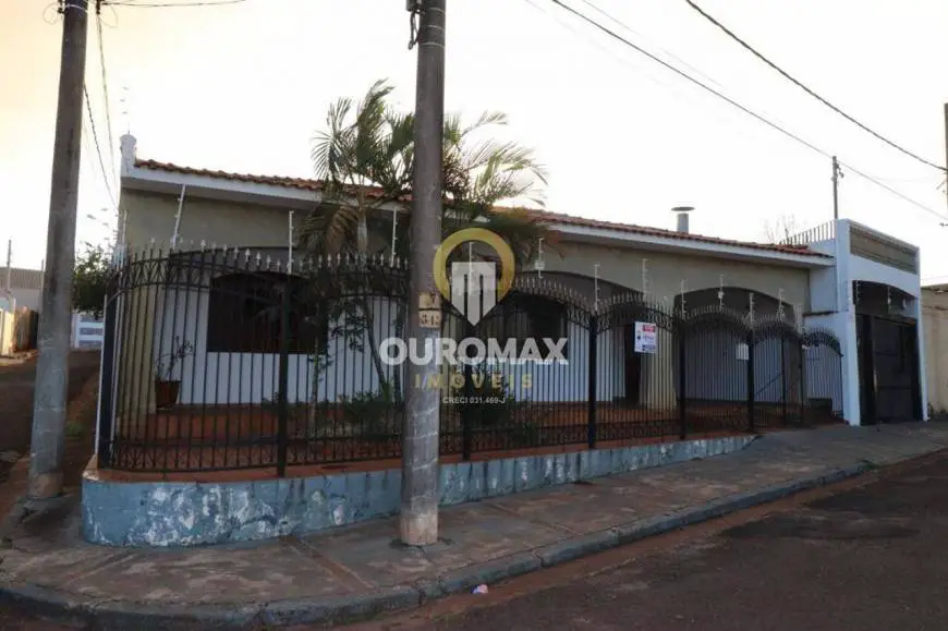Foto 3 de Casa com 3 Quartos à venda, 203m² em Vila Perino, Ourinhos