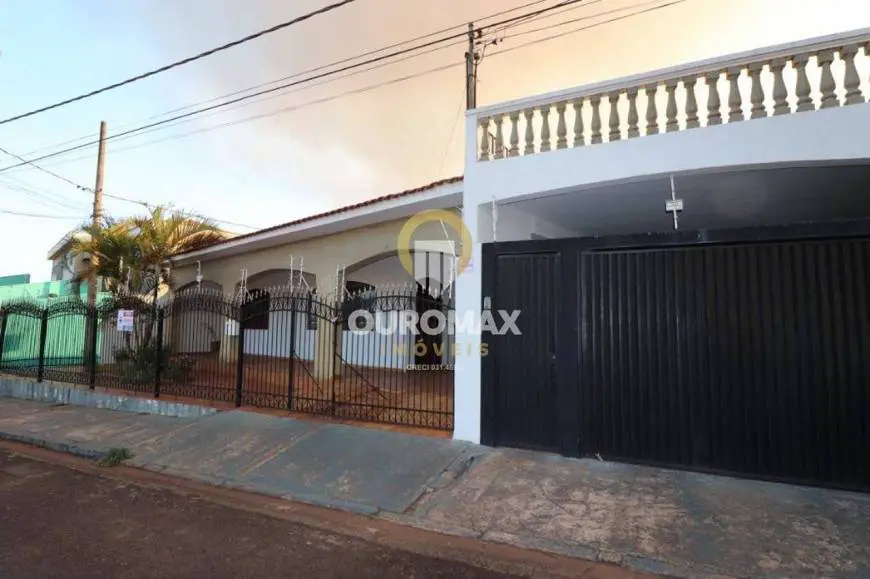 Foto 4 de Casa com 3 Quartos à venda, 203m² em Vila Perino, Ourinhos