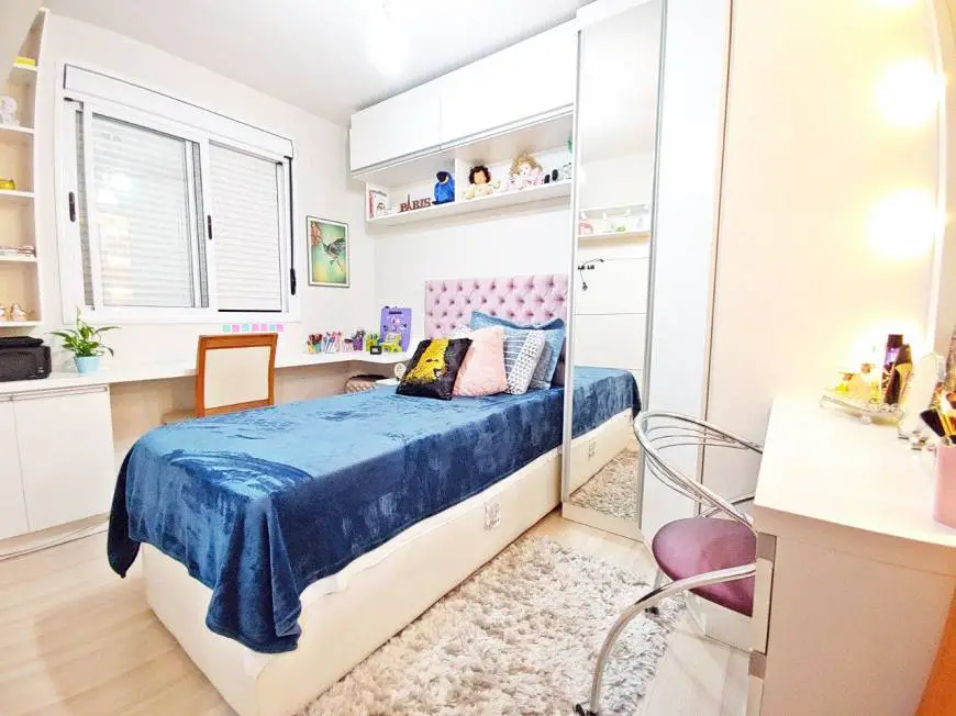 Foto 2 de Apartamento com 3 Quartos à venda, 71m² em Medianeira, Porto Alegre
