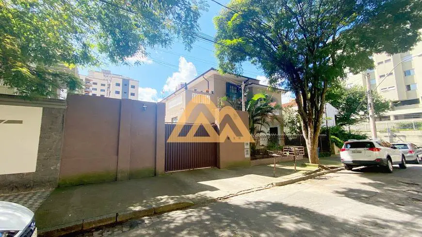 Foto 1 de Sobrado com 6 Quartos à venda, 185m² em São Benedito, Poços de Caldas