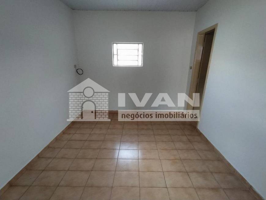 Foto 3 de Casa com 3 Quartos para alugar, 70m² em Martins, Uberlândia