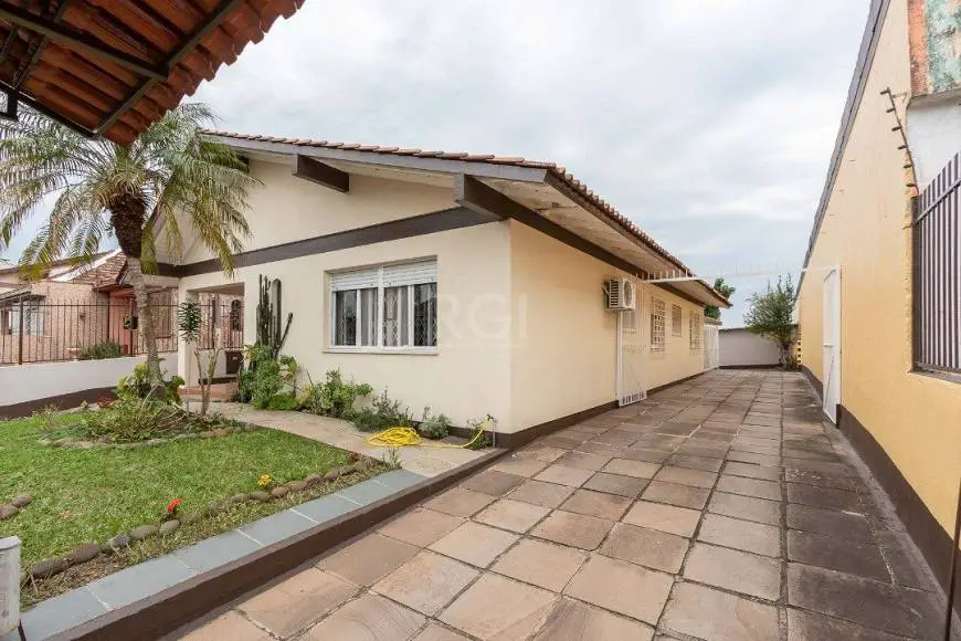 Foto 2 de Casa com 4 Quartos à venda, 450m² em Medianeira, Porto Alegre