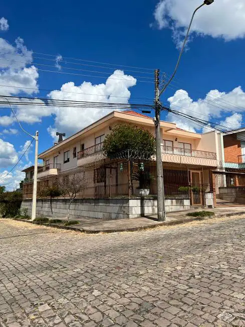 Foto 1 de Casa com 5 Quartos para alugar, 410m² em Cinquentenário, Caxias do Sul