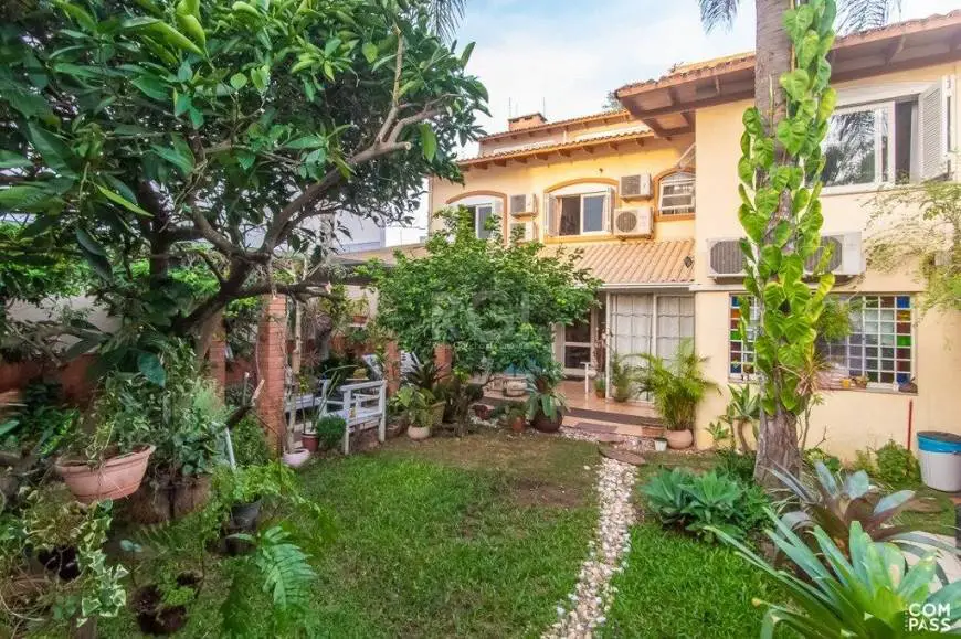 Foto 1 de Casa com 5 Quartos à venda, 300m² em Jardim Itú Sabará, Porto Alegre