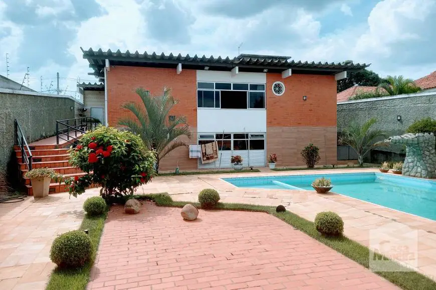 Foto 1 de Casa com 5 Quartos à venda, 240m² em São Luíz, Belo Horizonte