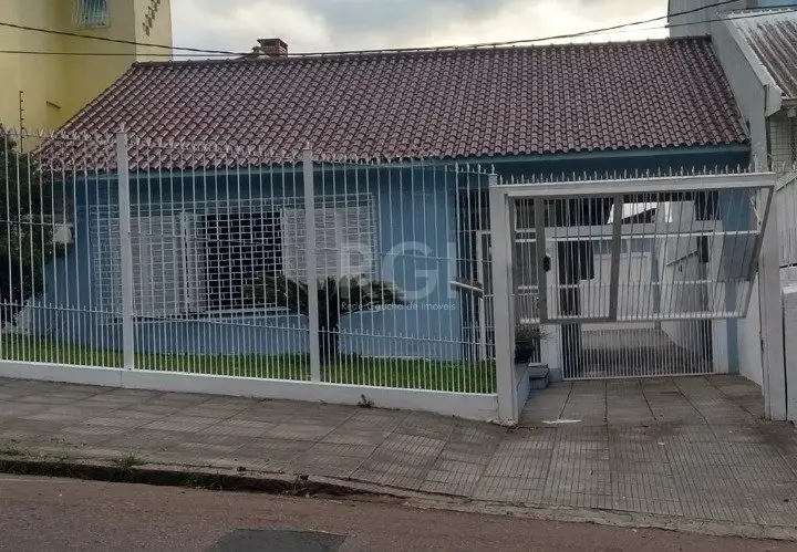 Foto 1 de Casa com 3 Quartos à venda, 594m² em Medianeira, Porto Alegre