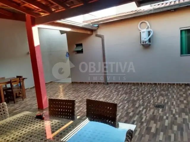 Foto 2 de Casa com 4 Quartos à venda, 210m² em Residencial Gramado, Uberlândia