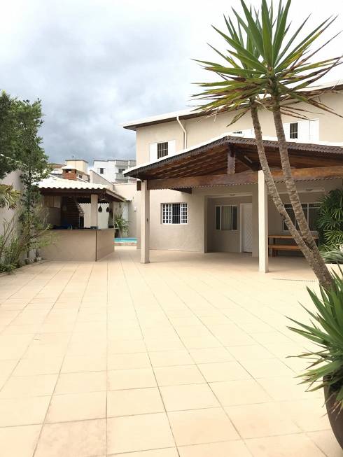 Foto 1 de Sobrado com 4 Quartos à venda, 212m² em Vila Tupi, Praia Grande