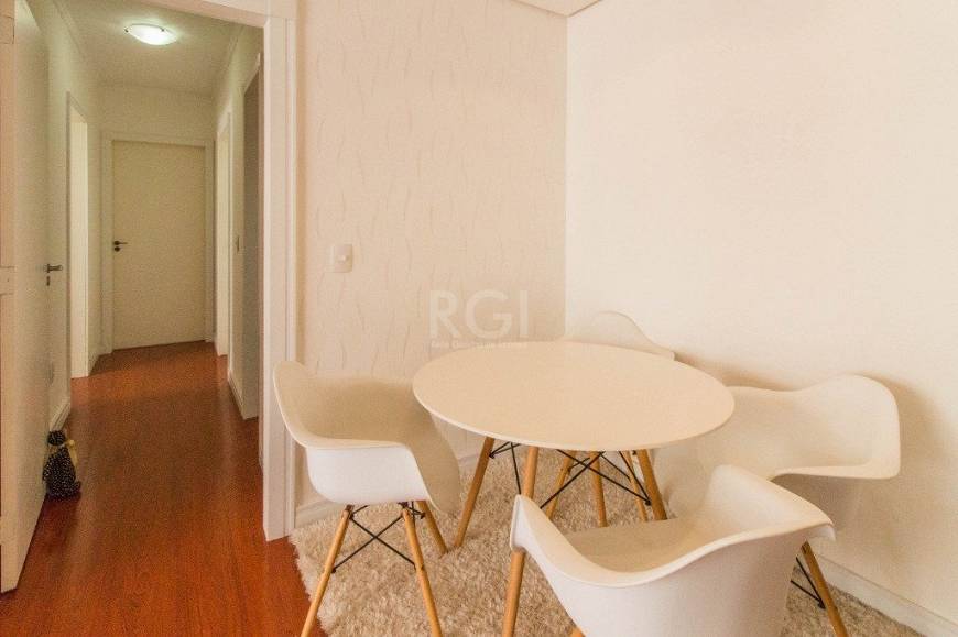 Foto 3 de Apartamento com 3 Quartos à venda, 77m² em Passo da Areia, Porto Alegre