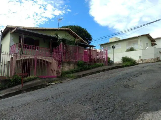 Foto 1 de Casa com 4 Quartos à venda, 292m² em Itapoã, Belo Horizonte