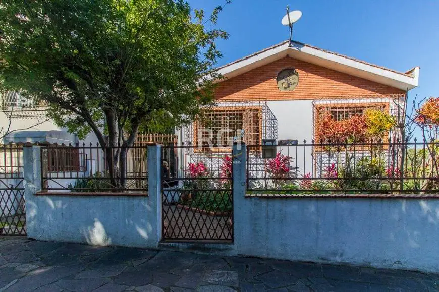Foto 1 de Casa com 4 Quartos à venda, 170m² em Jardim São Pedro, Porto Alegre